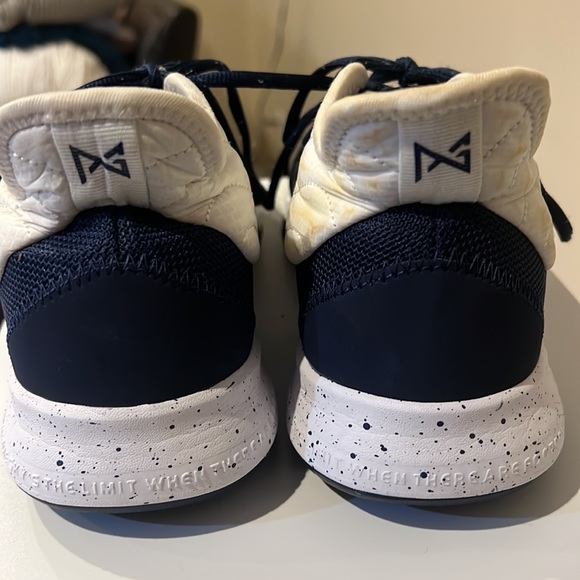 Nike women’s basketball shoe 8 1/2 - Picture 5 of 6